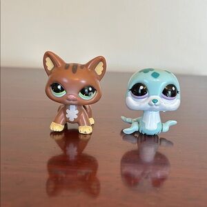 Littlest Pet Shop walkable pets, Cat 2123 and Seal 2122, Hasbro 2011